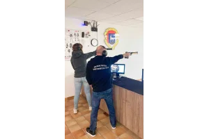 Sina und Valentin beim Schießen