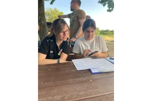 Zwei Schützinnen werten die Ergebnisse des Wettkampfs aus