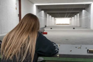 Vanessa mit dem Kleinkaliber Gewehr