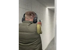 Friedl beim Großkaliber schießen