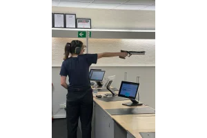 Tabea beim Luftpistole schießen