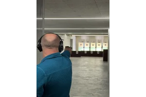 Ein Schütze am Schießstand mit der Sportpistole