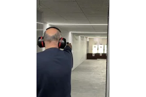 Ein Schütze schießt die Disziplin 2.40 Sportpistole