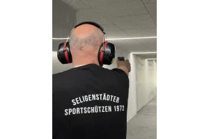 Detlef schießt mit einer Sportpistole