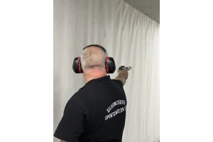 Andi beim Schießen einer Sportpistole