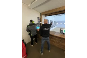 Andi und Valkentin beim Schießen