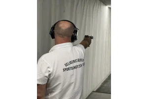 Valentin schießt Sportpistole
